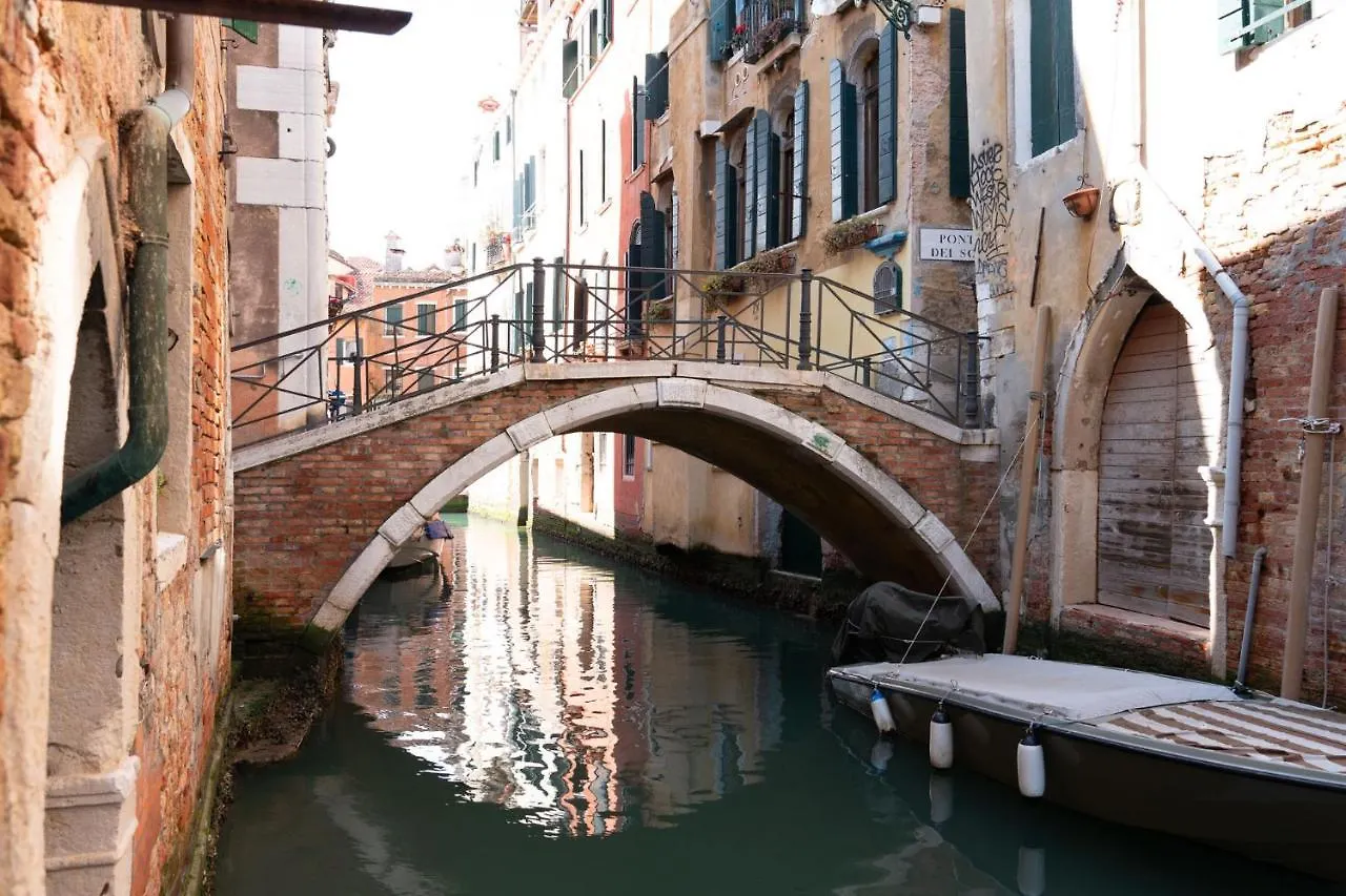 Apartment Casa Al Ponte Scudi - 4 Windows On The Canal Venice